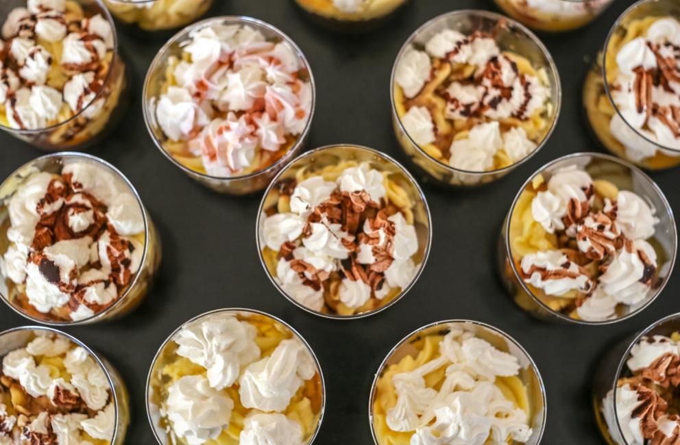 Dessert al cucchiaio con panna montata e cioccolato.